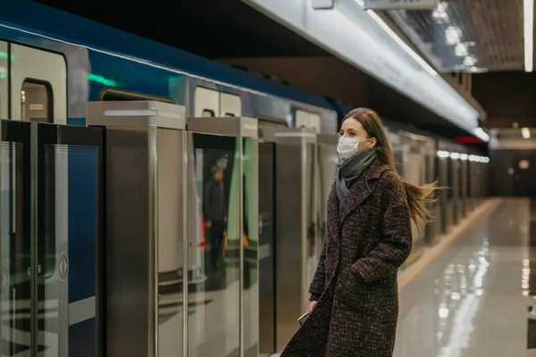 코로나 바이러스가 퍼지지 않도록 의료용 마스크를 현대식 열차가 지하철에 도착하기를 — 스톡 사진