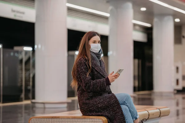 Mujer Con Una Máscara Facial Médica Está Sentada Centro Plataforma —  Fotos de Stock