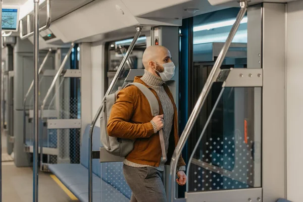코로나 바이러스가 퍼지는 피하기 마스크를 수염을 남자가 지하철을 떠나고 외과용 — 스톡 사진