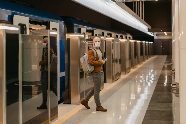 Homme Dans Masque Médical Pour Éviter Propagation Coronavirus Tient Téléphone — Photo