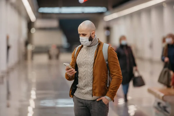 Muž Lékařské Masce Obličeje Používá Smartphone Zatímco Čeká Vlak Uprostřed — Stock fotografie