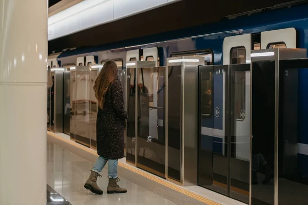 지하철을 코로나 바이러스가 퍼지지 않도록 의료용 마스크를 여성의 사진이다 외과용 — 스톡 사진