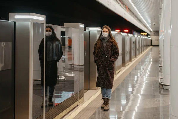 의료용 마스크를 지하철 승강장에 코로나 바이러스가 퍼지는 사진이다 가면을 소녀는 — 스톡 사진