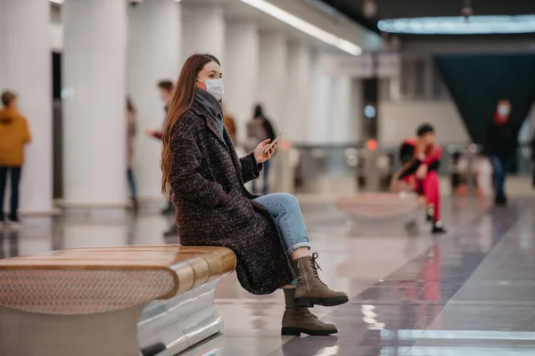 Una Donna Con Una Maschera Medica Seduta Centro Della Piattaforma — Foto Stock