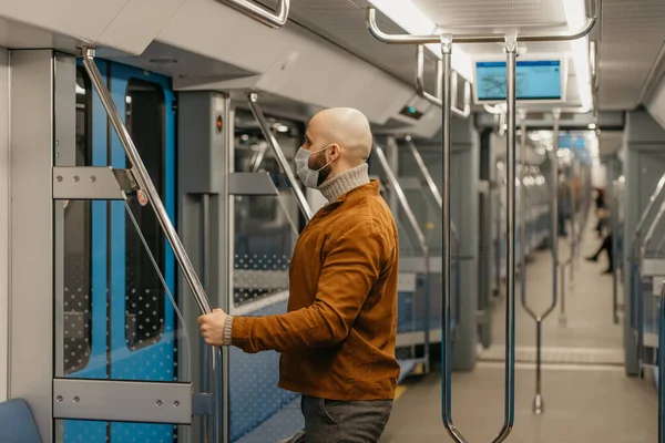 코로나 바이러스가 퍼지는 수염을 기르고 남자가 난간을 지하철을 준비를 마스크쓴 — 스톡 사진