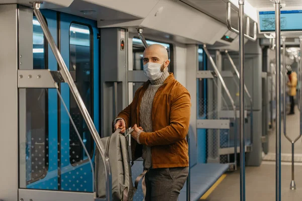 코로나 바이러스가 퍼지는 피하기 얼굴에 마스크를 지하철을 남자가 배낭을 외과용 — 스톡 사진