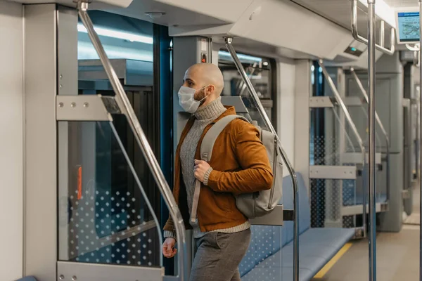 코로나 바이러스가 퍼지는 피하기 마스크를 수염을 남자가 지하철을 떠나고 외과용 — 스톡 사진