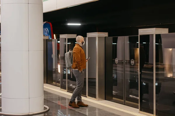 코로나 바이러스가 퍼지지 않도록 의료용 마스크를 남자가 지하철에서 현대식 열차를 — 스톡 사진