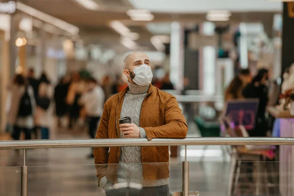 Bărbat Mască Față Pentru Evita Răspândirea Coronavirusului Ține Ceașcă Cafea — Fotografie, imagine de stoc