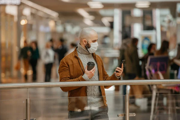 Muž Vousy Masce Obličeje Aby Zabránilo Šíření Koronaviru Používá Smartphone — Stock fotografie