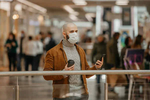 Bărbat Barbă Într Mască Față Uită Stânga Deține Smartphone Ceașcă — Fotografie, imagine de stoc