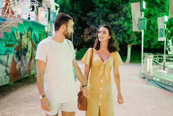 Uma Mulher Vestido Amarelo Com Decote Mergulhando Homem Com Barba — Fotografia de Stock