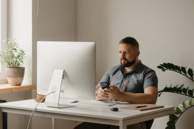 Gülümseyen bir adam uzaktan kumanda bilgisayarında çalışır. Evde bir video konferansında iş arkadaşının raporu sırasında sakallı bir adam cep telefonu tutuyor. Bir öğretmen online bir derse hazırlanıyor.