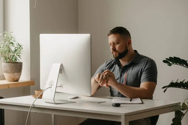 Hombre Trabaja Remotamente Una Computadora Escritorio Tipo Con Barba Está — Foto de Stock