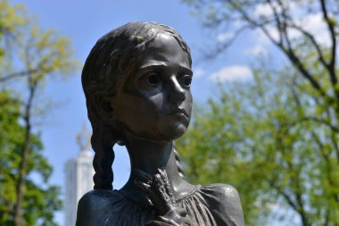 Kyiv, Ukrayna - 12 Mayıs 2022: Ulusal Soykırım Müzesi. Heykelin büyük bir parçası. Çocukluğunun acı anısı..