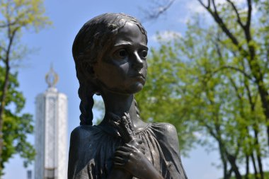 Kyiv, Ukrayna - 12 Mayıs 2022: Ulusal Holodomor-Soykırım Müzesi, 1932-1933. Heykelin büyük bir parçası. Çocukluğunun acı anısı..