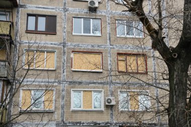 29 Kasım 2025 'te Rus füze saldırısında hasar gören kontrplak kaplı bir apartmanın pencereleri..