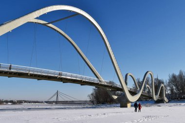 Kyiv, Ukrayna - 10 Şubat 2026: Bir çift Dnipro Nehri Körfezi 'nde yaya köprüsü 
