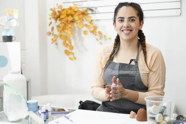 Spanyol Mosolyog Miközben Dolgozik Cukrászda Fiatal Dolgozik Fondant Díszíteni Egy Jogdíjmentes Stock Képek