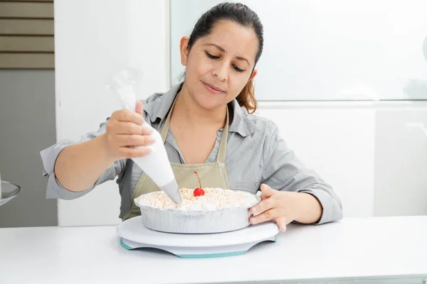 Spanyol Cukrászda Díszítő Torta Tesz Tejszínhab Frissen Sült Torta Vállalkozó Jogdíjmentes Stock Fotók