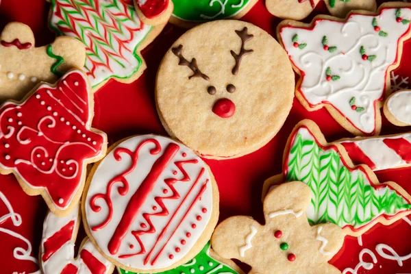 Vörös Tányér Tele Színes Karácsonyi Cookie Karácsony Esti Receptek Karácsonyi Jogdíjmentes Stock Képek