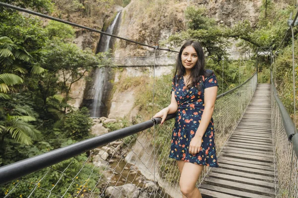 Mujer Hispana Joven Caminando Puente Colgante Medio Del Bosque Viajera — Foto de Stock