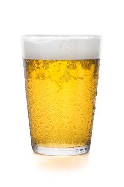 Beyaz arka planda izole edilmiş bir bardak bira.