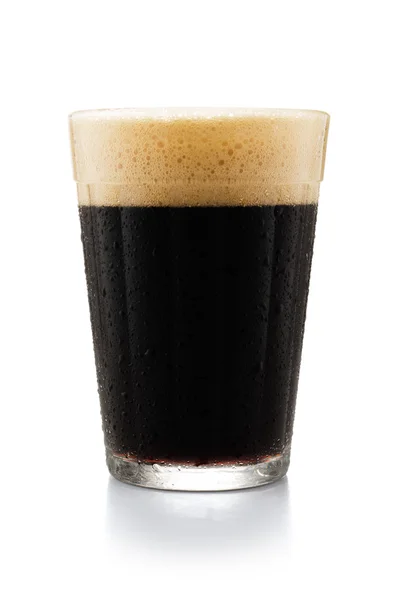 Verre de bière sombre isolé sur fond blanc — Photo