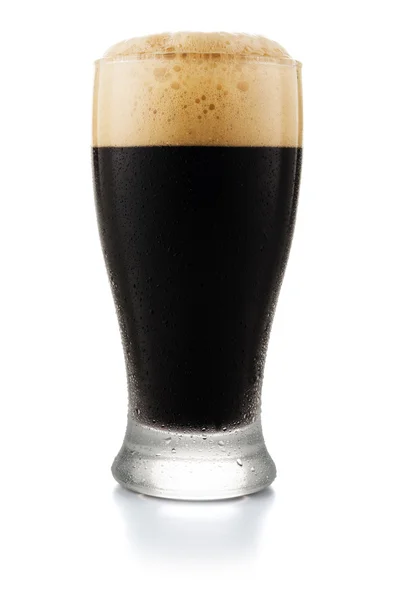 Sklo z tmavého piva izolované na bílém pozadí — Stock fotografie