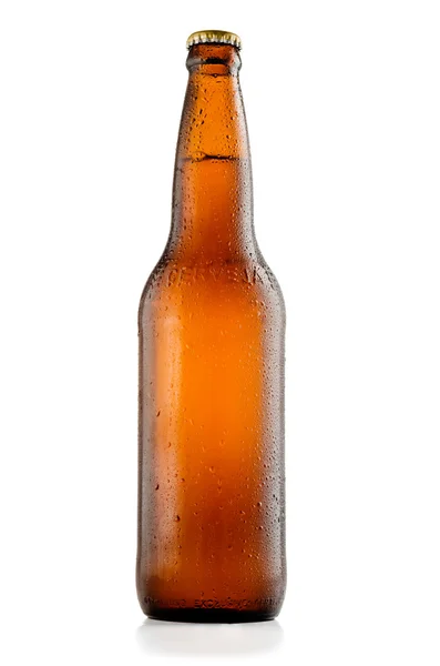 Fles bier met druppels geïsoleerd op witte achtergrond — Stockfoto