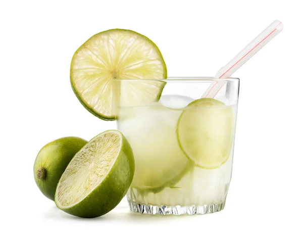 Caipirinha beyaz arka plan üzerinde izole limon kama ile kokteyl