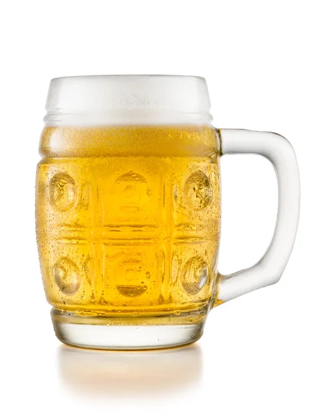 Tazza di vetro con birra isolata su sfondo bianco — Foto Stock