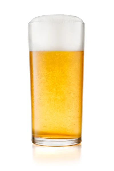 Bicchiere di birra isolato su sfondo bianco — Foto Stock