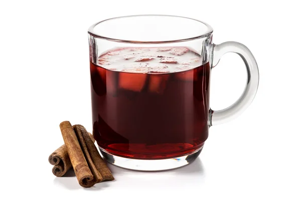 Beyaz arka plan üzerinde izole sıcak mulled şarap