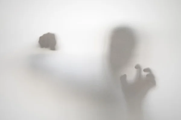 Kızgın adam perdenin arkasında.
