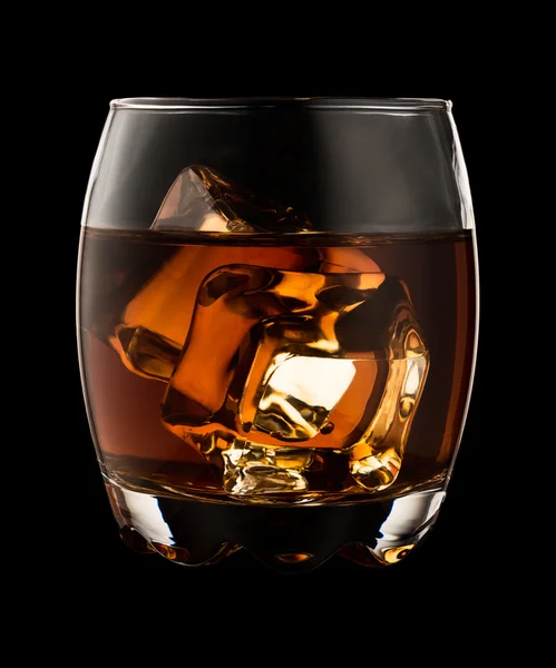 Szklankę whisky na białym na czarnym tle — Zdjęcie stockowe