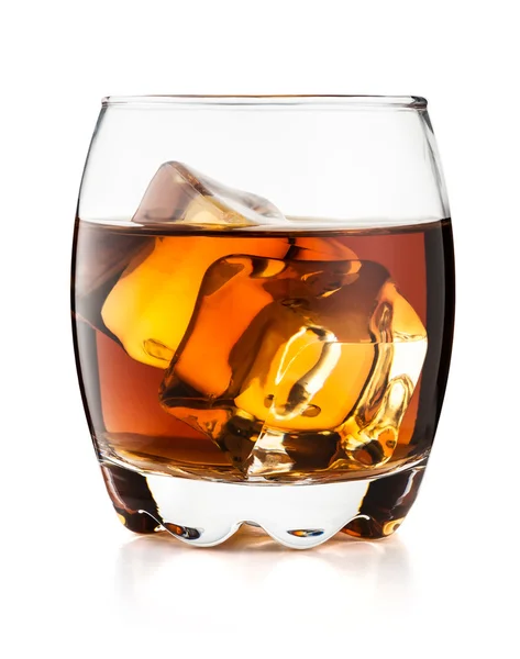 Kieliszek whisky na białym tle — Zdjęcie stockowe