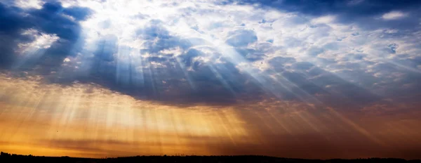 Rayos de luz brillando en la ciudad, dramático atardecer — Foto de Stock