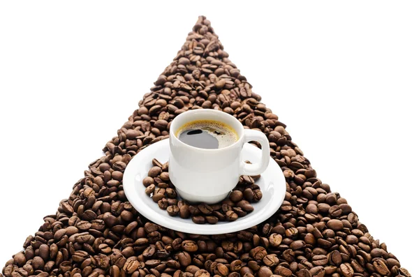 Tasse à café et haricots isolés sur fond blanc — Photo