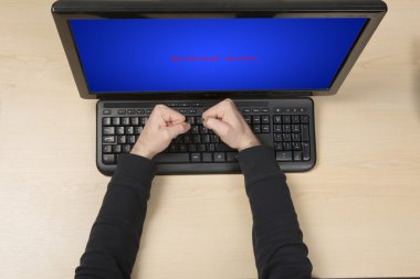 Bilgisayar klavye yukarıdan isabet