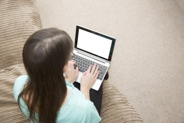 Kadın laptop bakarak