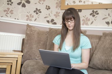 Laptop oturma odasında genç bayan