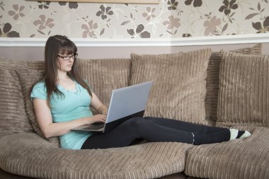 evde bir dizüstü bilgisayar kullanarak