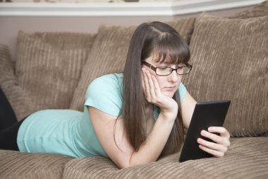 Sosyal ağlar üzerinden arıyor kanepede döşenmesi