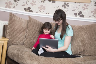 Laptop - gülüyor anne ile enoying zaman