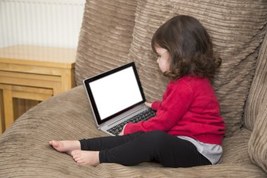 Kız bilgisayar ekranı görünüyor