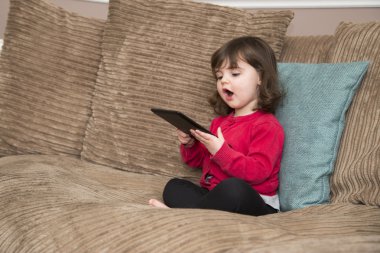 Genç kızın içine öğrenme onun tablet