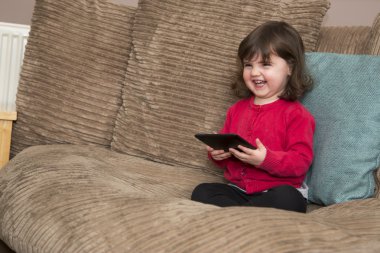 Tablet yukarıya bakıp gülüyor