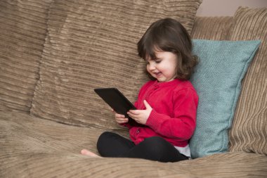 Genç kız saatime göre öğrenme Tablet gösterir