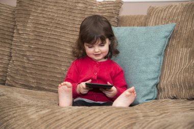 Genç kız onun tablet üzerinde öğrenme